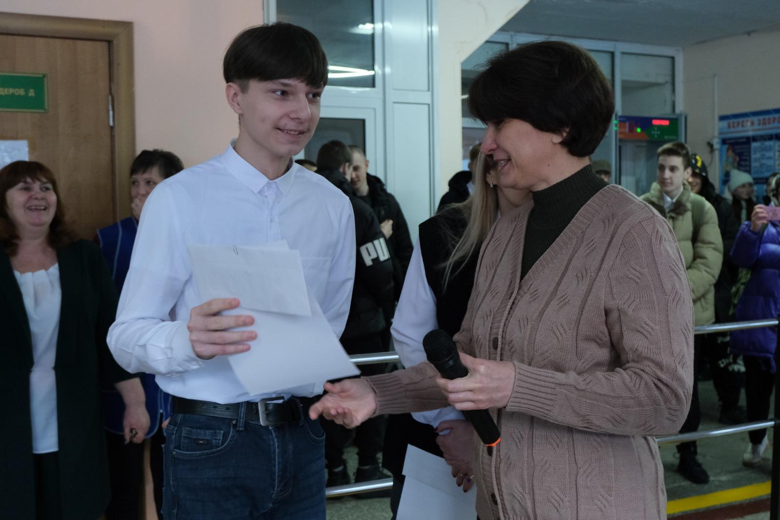 Фото Школьники в Ленинском районе Новосибирска получили стипендию от депутатов 2